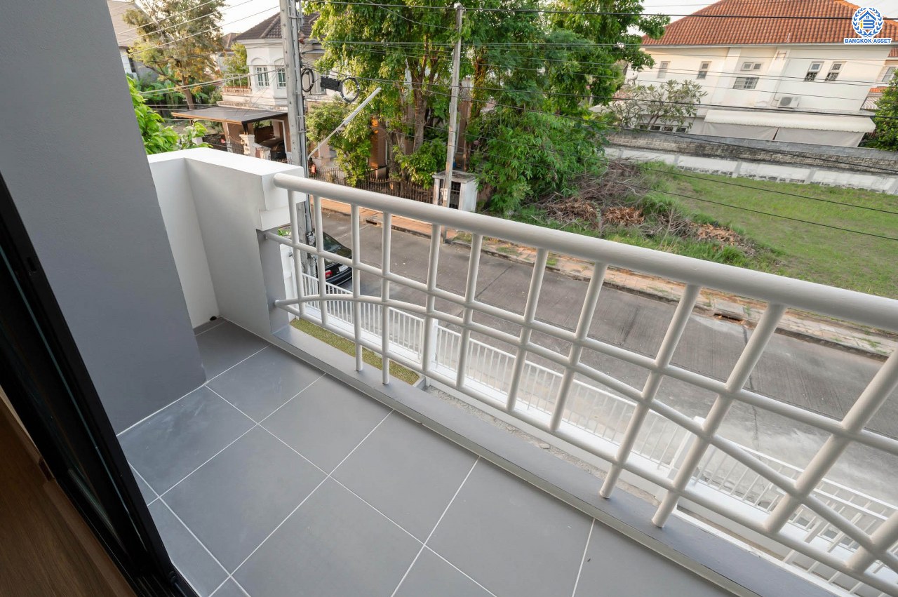 บ้านมือสองตกแต่งใหม่ โครงการ กฤษดานคร เลค แอนด์ พาร์ค บรมราชชนนี-พุทธมณฑลสาย3 เนื้อที่ 75 ตร.ว. บนพื้นที่ใช้สอย 121 ตร.ม. ฟังก์ชัน 3 ห้องนอน 2 ห้องน้ำ จอดรถได้ 2 คัน พร้อม 1 ห้องอเนกประสงค์บนทำเลศักยภาพเชื่อมต่อหลายเส้นทาง ใกล้เซ็นทรัลปิ่นเกล้า ม.มหิดล และทางด่วน "ศรีรัช"